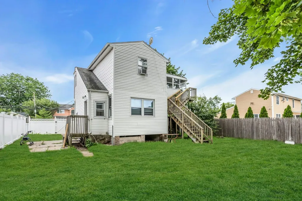 95 E 3rd Street Deer Park NY 11729