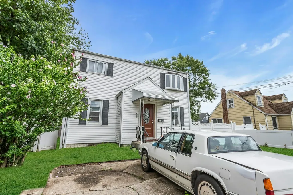 95 E 3rd Street Deer Park NY 11729