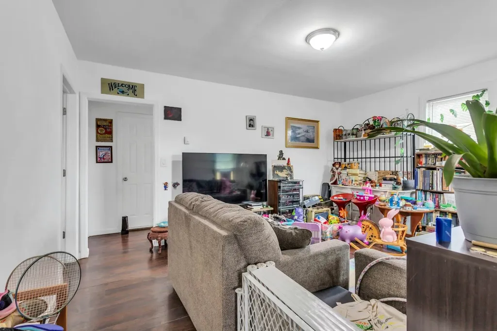 95 E 3rd Street Deer Park NY 11729