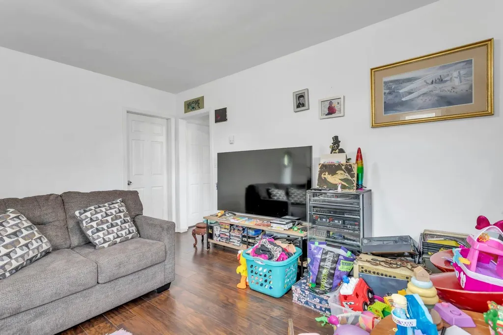 95 E 3rd Street Deer Park NY 11729