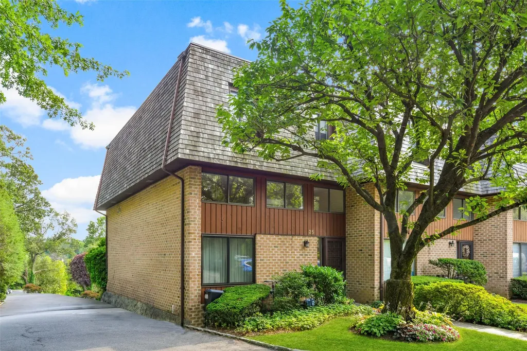 25 The Hamlet Pelham NY 10803