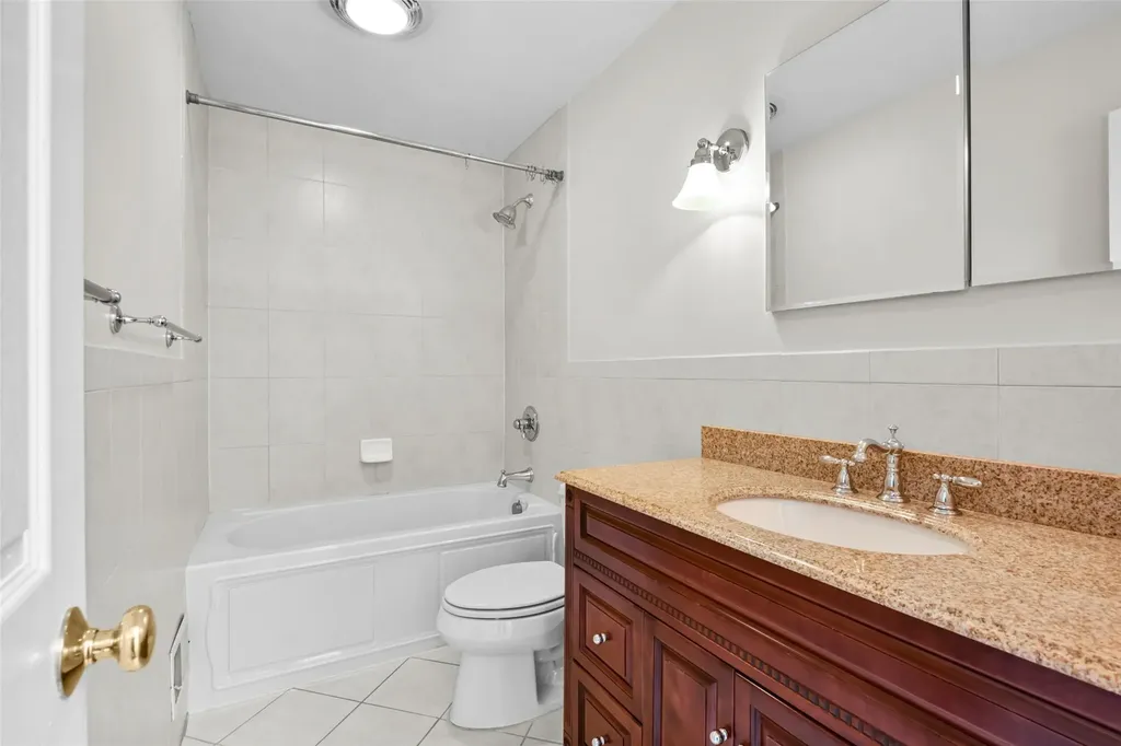 25 The Hamlet Pelham NY 10803