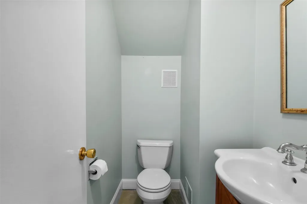 25 The Hamlet Pelham NY 10803