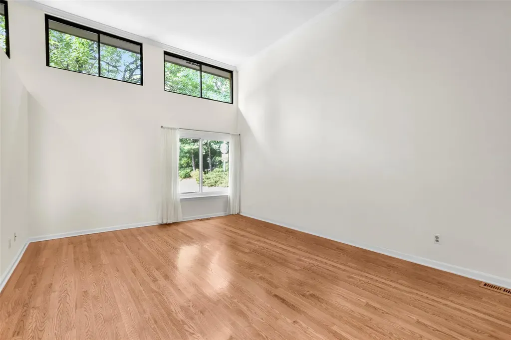 25 The Hamlet Pelham NY 10803