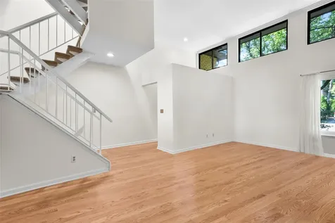 25 The Hamlet Pelham NY 10803