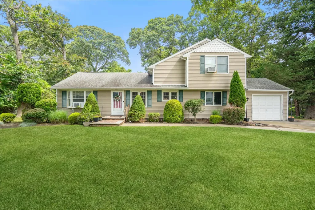 3 Lilly Court Moriches NY 11955