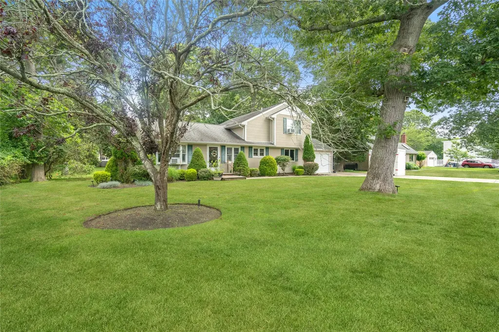 3 Lilly Court Moriches NY 11955