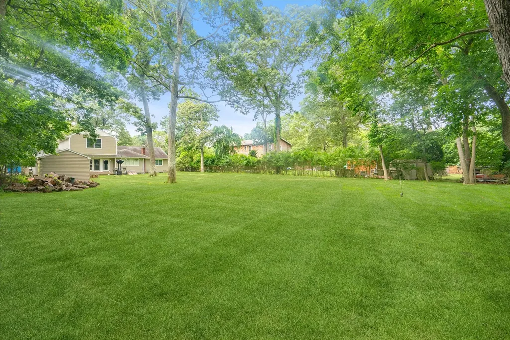 3 Lilly Court Moriches NY 11955