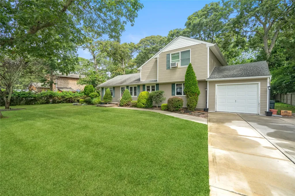 3 Lilly Court Moriches NY 11955