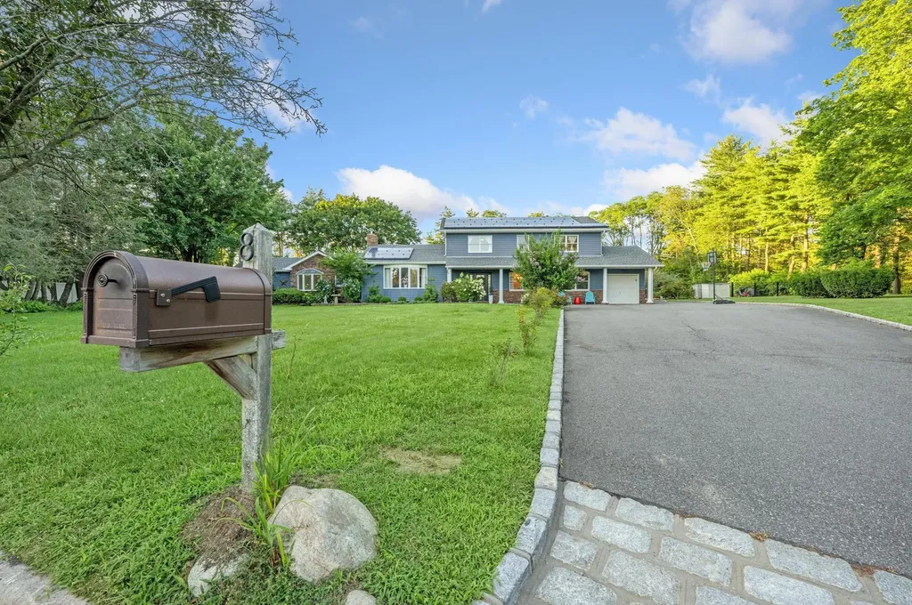 8 Caramel Court Commack NY 11725