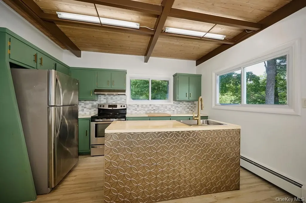 66 River Road Hyde Park NY 12538