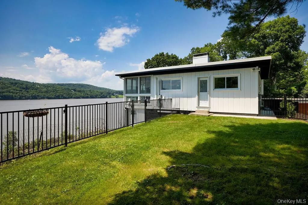 66 River Road Hyde Park NY 12538
