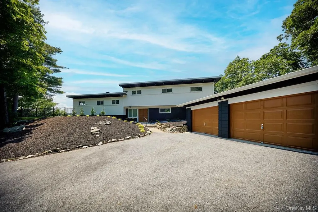 66 River Road Hyde Park NY 12538