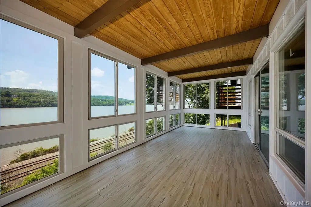 66 River Road Hyde Park NY 12538
