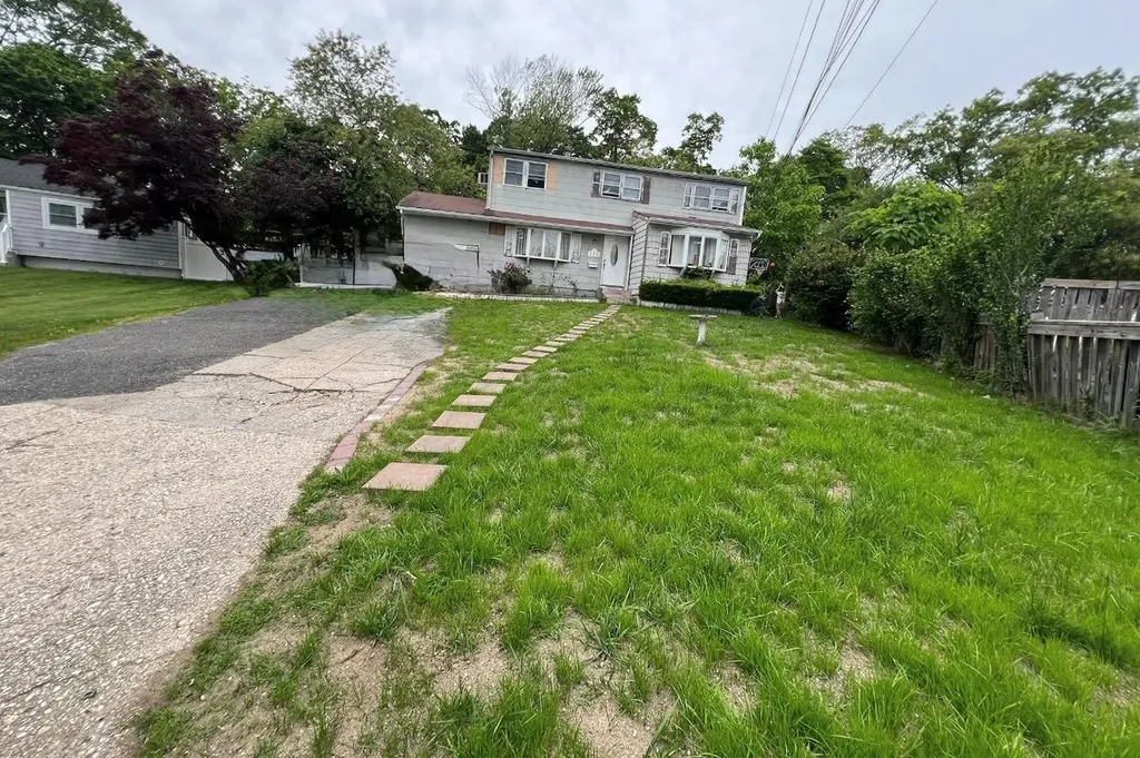 232 Sugarwood Lane Central Islip NY 11722