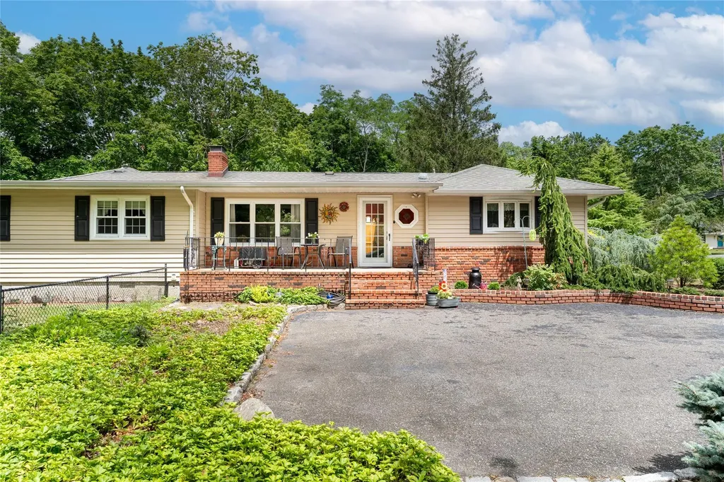 31 Remsen Road Wading River NY 11792