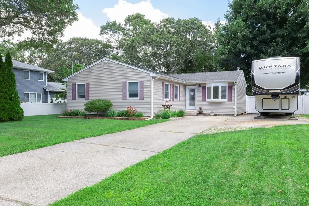 11 Applegate Drive Mastic NY 11950