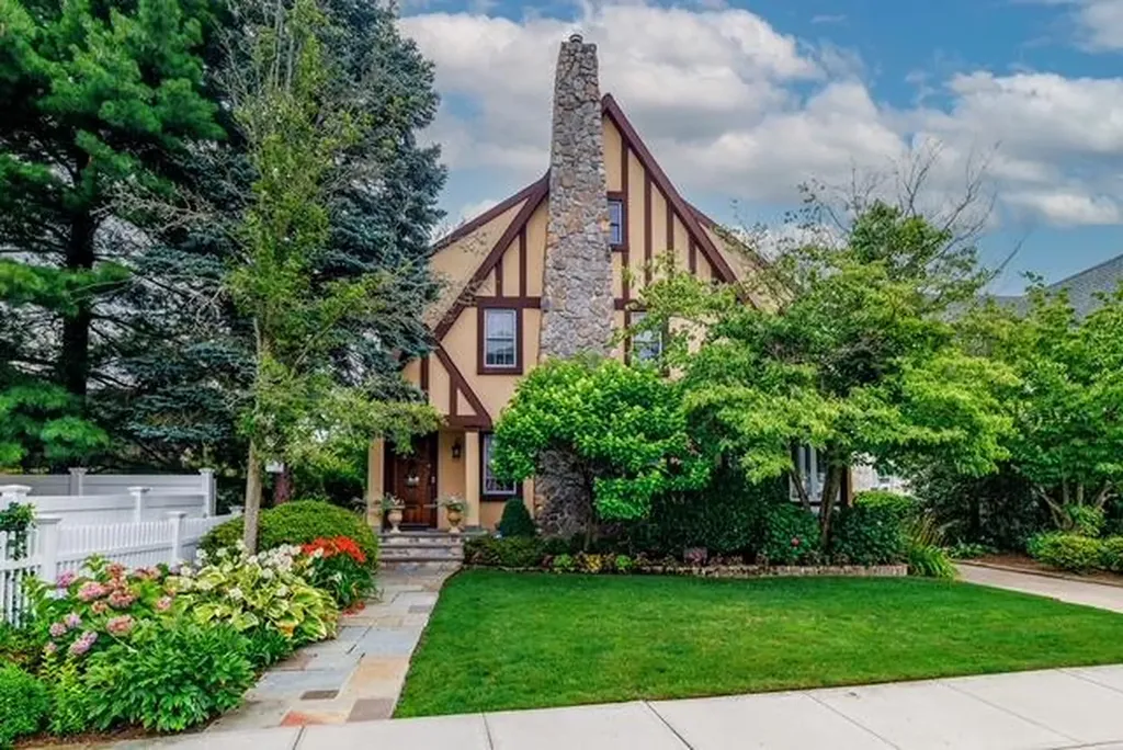 11 Loel Court Rockville Centre NY 11570