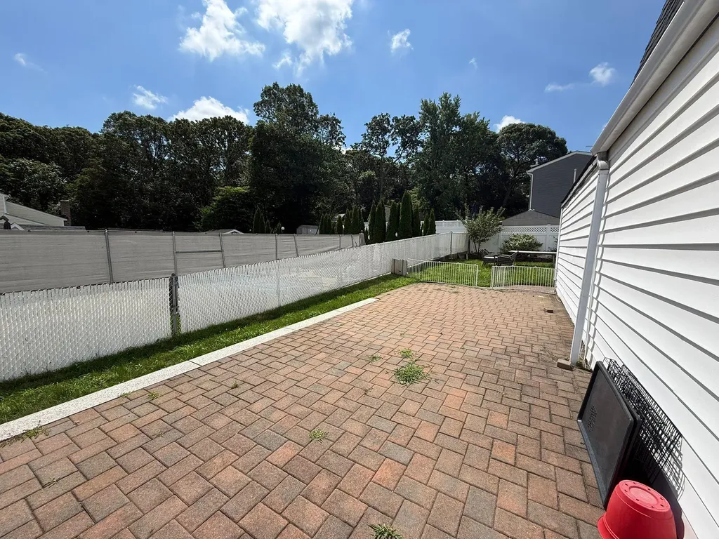 21 Eagle Street Selden NY 11784
