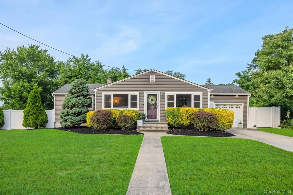 414 Pecan Street Lindenhurst NY 11757