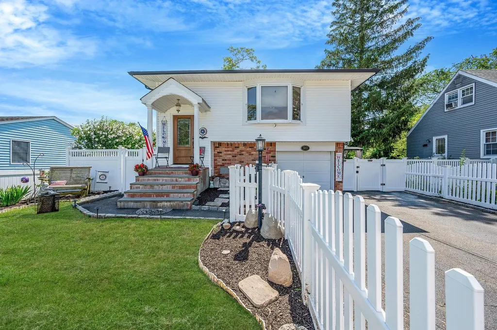 511 N Delaware Avenue Lindenhurst NY 11757