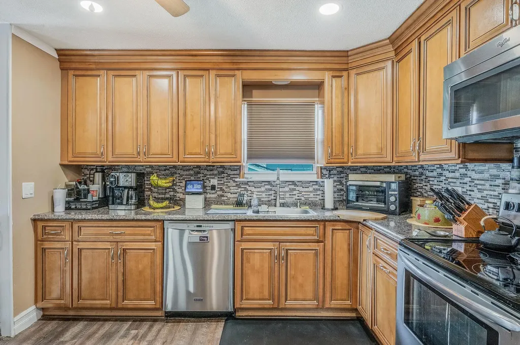 511 N Delaware Avenue Lindenhurst NY 11757
