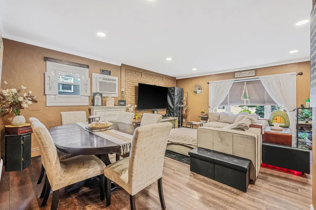 511 N Delaware Avenue Lindenhurst NY 11757