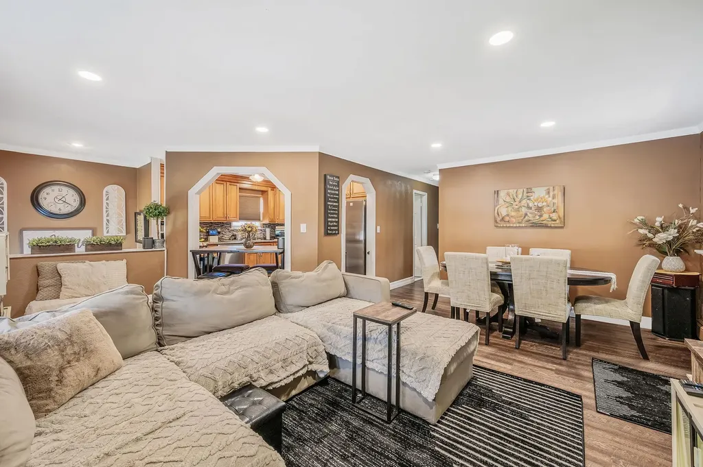 511 N Delaware Avenue Lindenhurst NY 11757