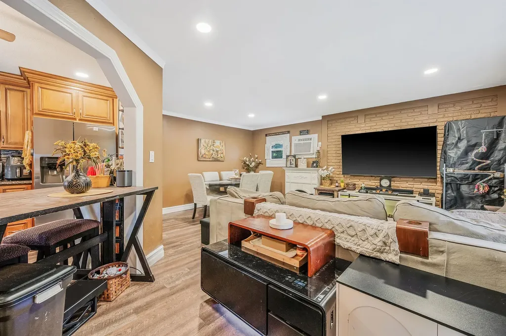 511 N Delaware Avenue Lindenhurst NY 11757