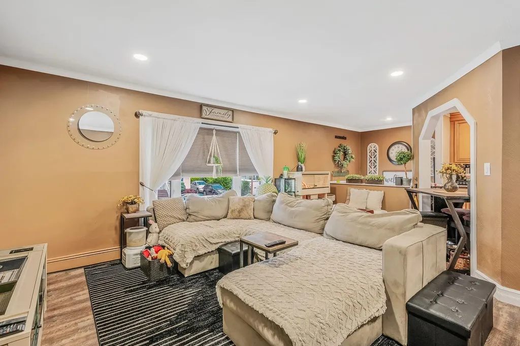 511 N Delaware Avenue Lindenhurst NY 11757