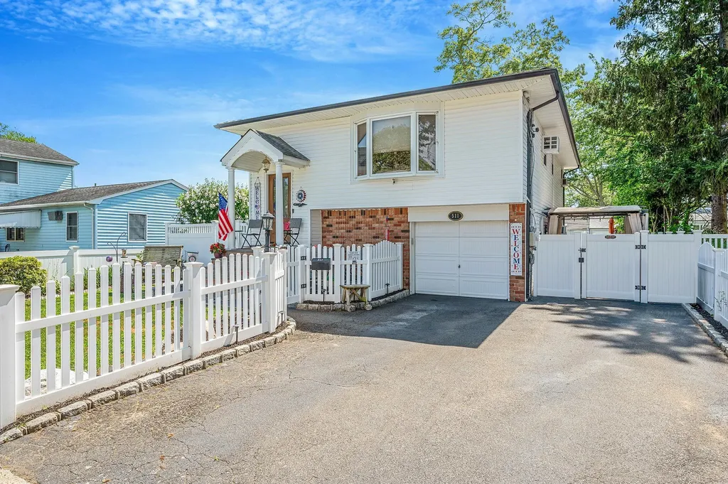 511 N Delaware Avenue Lindenhurst NY 11757