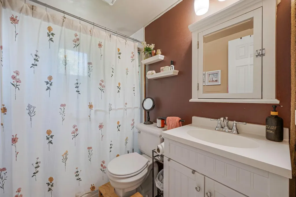 511 N Delaware Avenue Lindenhurst NY 11757
