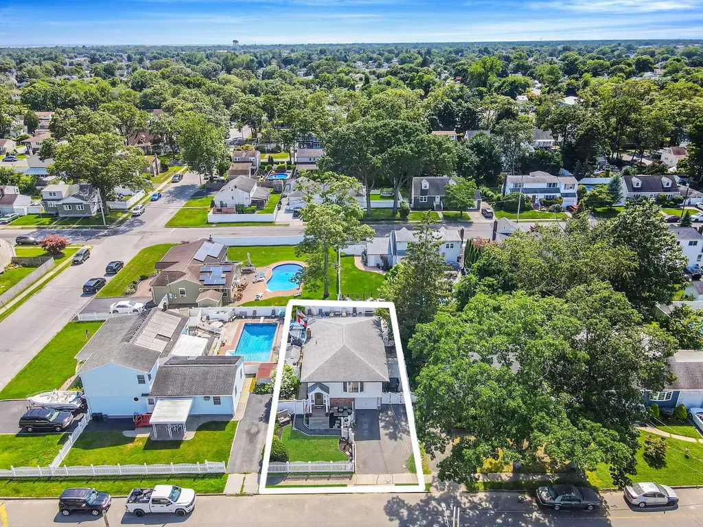 511 N Delaware Avenue Lindenhurst NY 11757