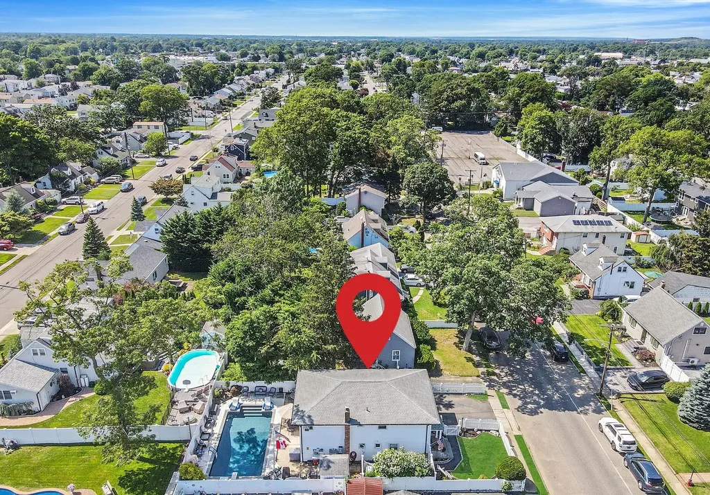 511 N Delaware Avenue Lindenhurst NY 11757
