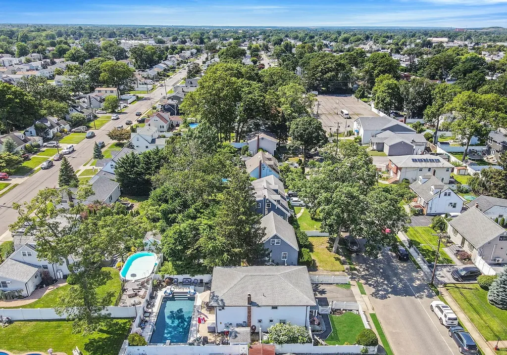 511 N Delaware Avenue Lindenhurst NY 11757
