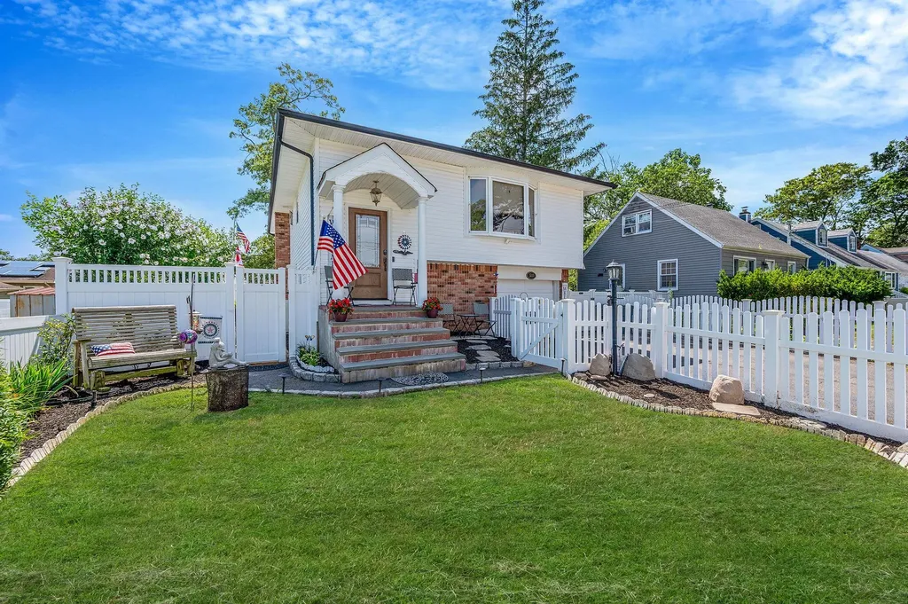 511 N Delaware Avenue Lindenhurst NY 11757