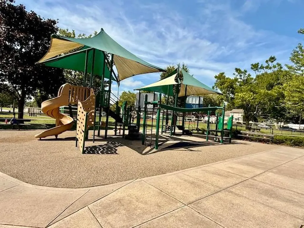 511 N Delaware Avenue Lindenhurst NY 11757
