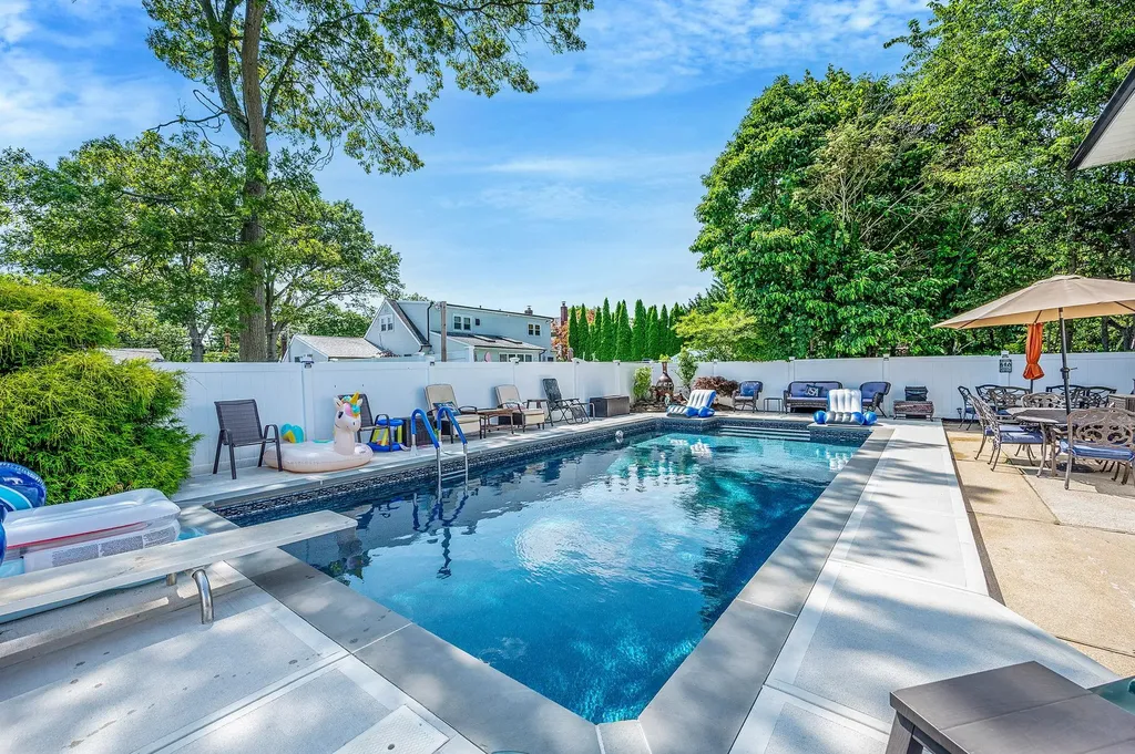 511 N Delaware Avenue Lindenhurst NY 11757