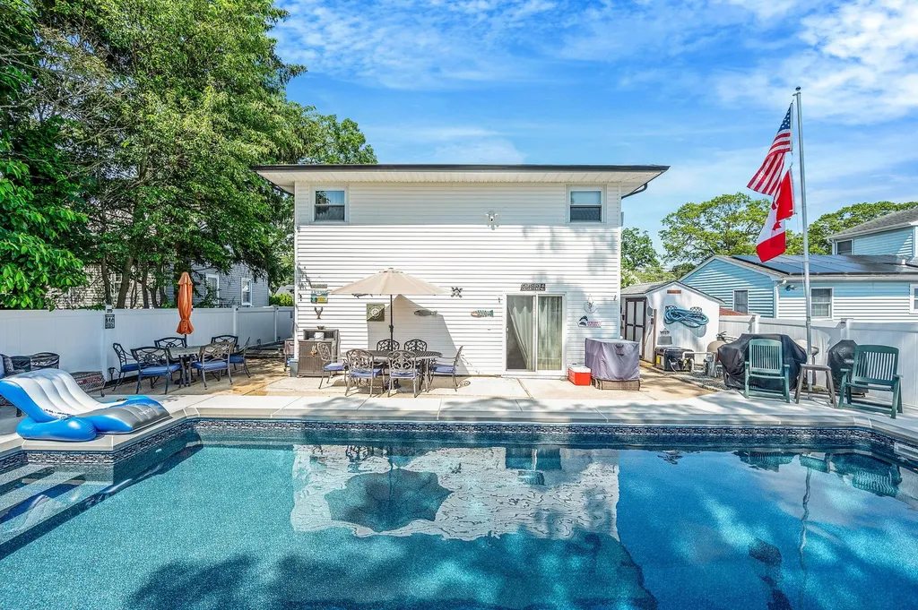 511 N Delaware Avenue Lindenhurst NY 11757
