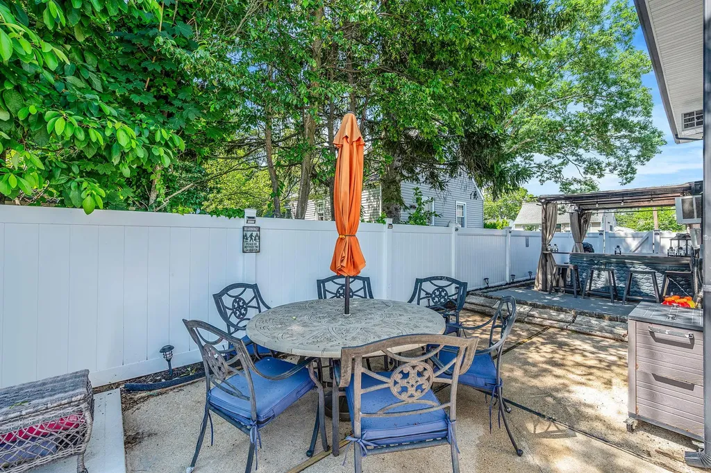 511 N Delaware Avenue Lindenhurst NY 11757
