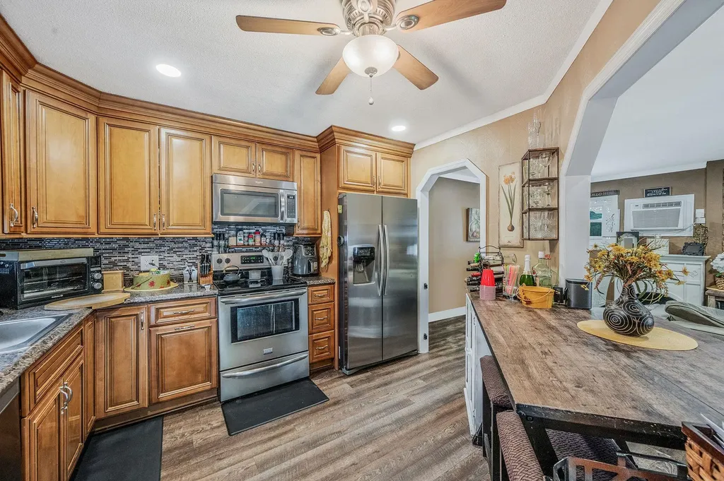 511 N Delaware Avenue Lindenhurst NY 11757