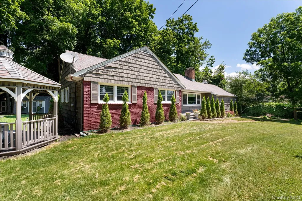 11 Quaker Path Stony Brook NY 11790