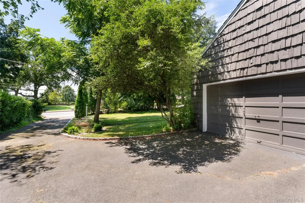 11 Quaker Path Stony Brook NY 11790
