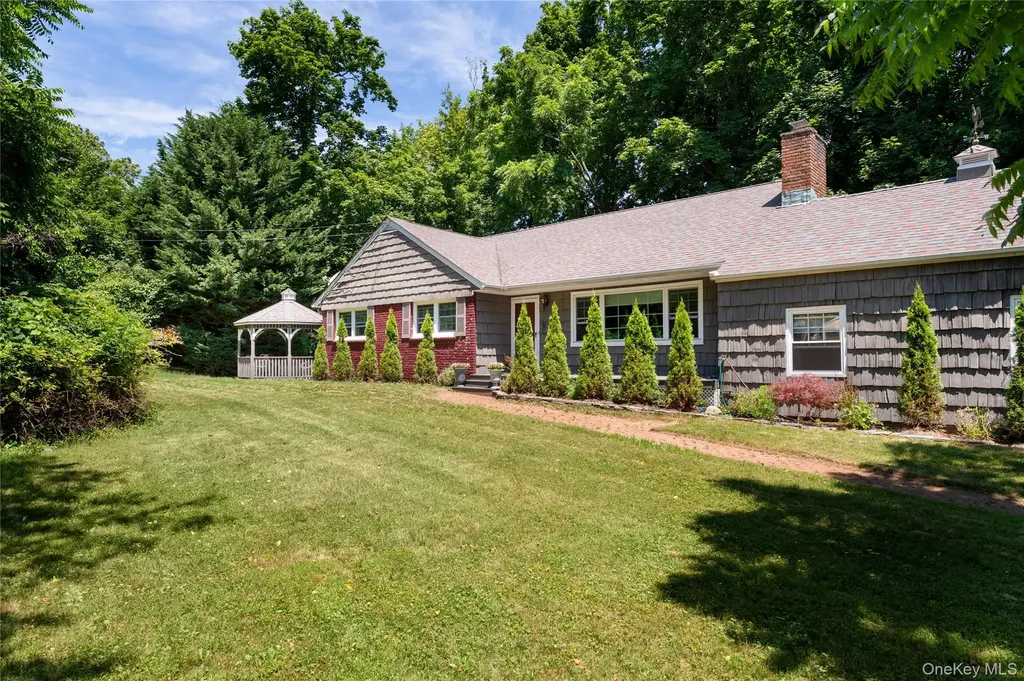 11 Quaker Path Stony Brook NY 11790