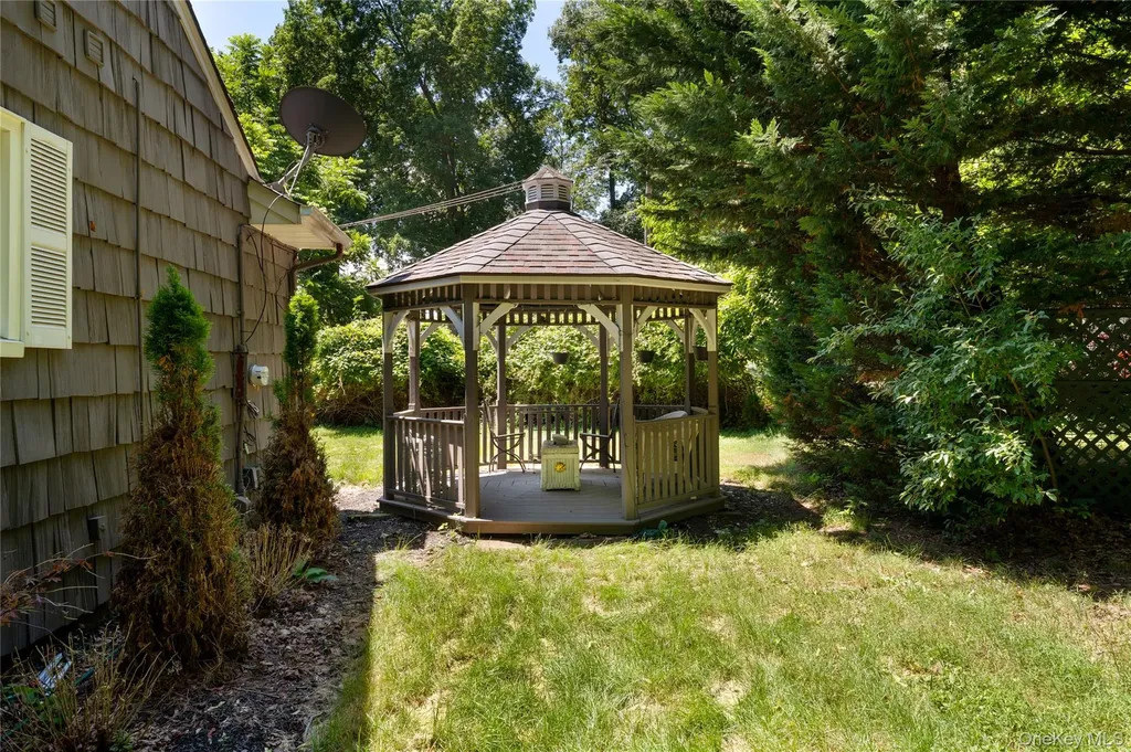 11 Quaker Path Stony Brook NY 11790