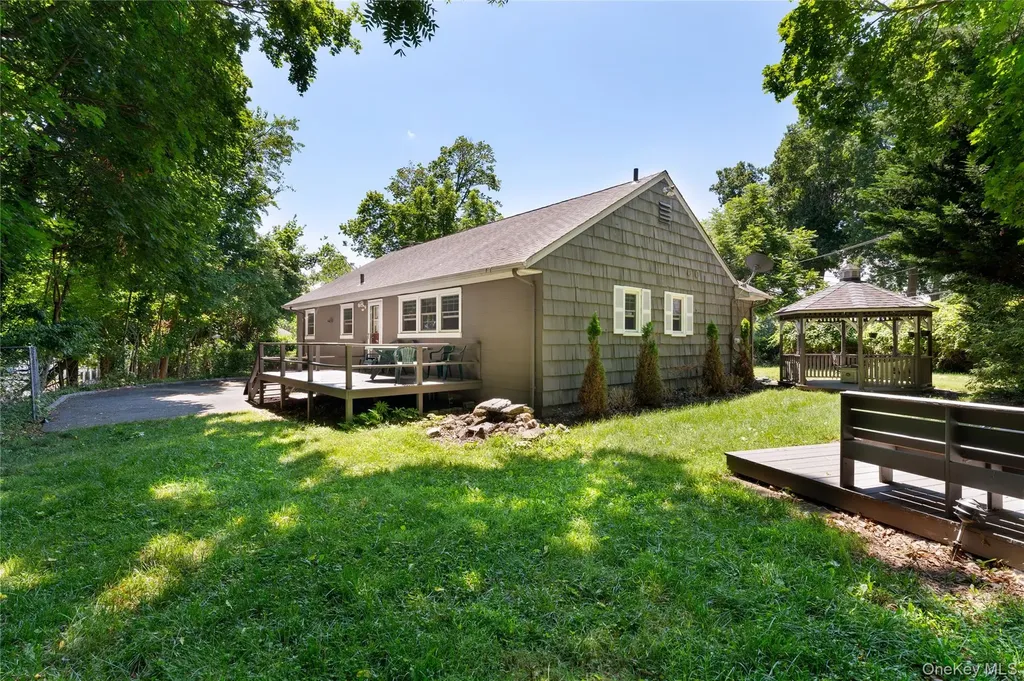 11 Quaker Path Stony Brook NY 11790