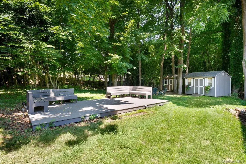 11 Quaker Path Stony Brook NY 11790