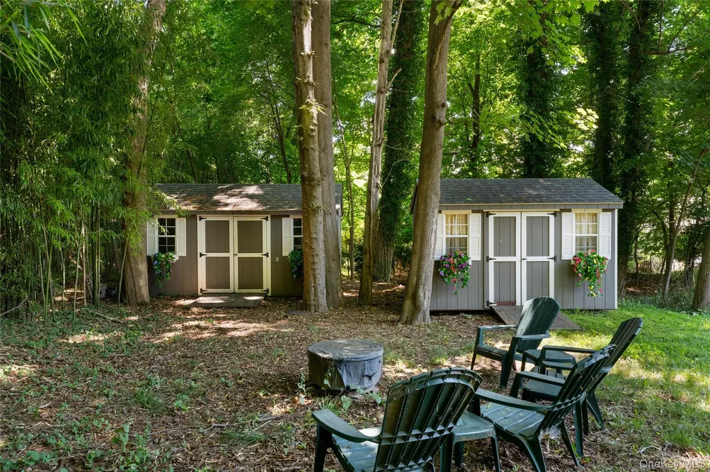 11 Quaker Path Stony Brook NY 11790