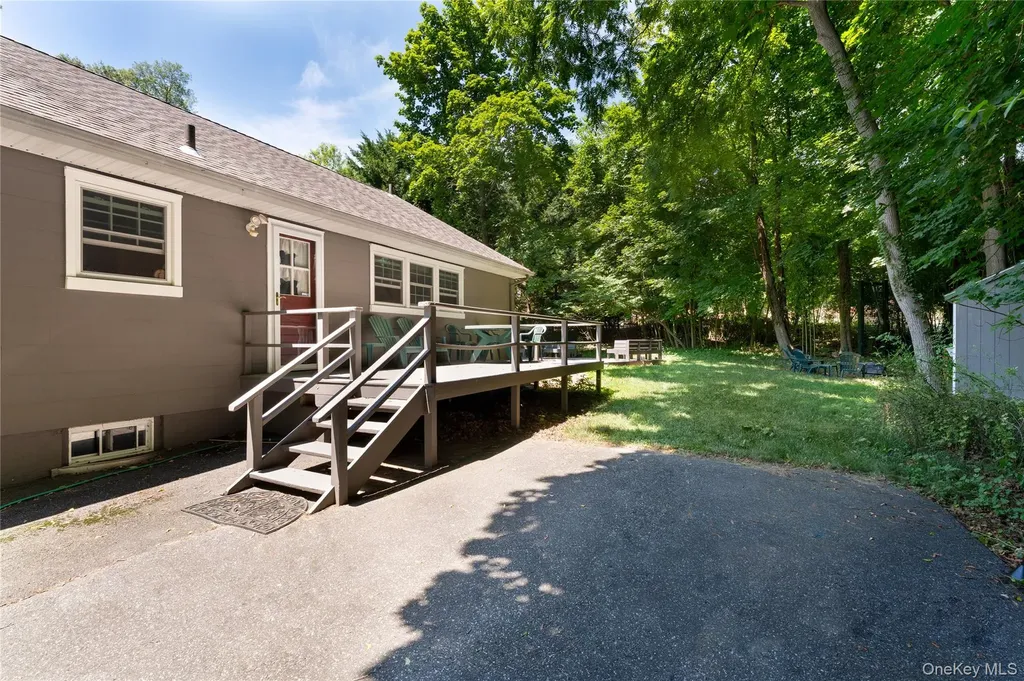 11 Quaker Path Stony Brook NY 11790