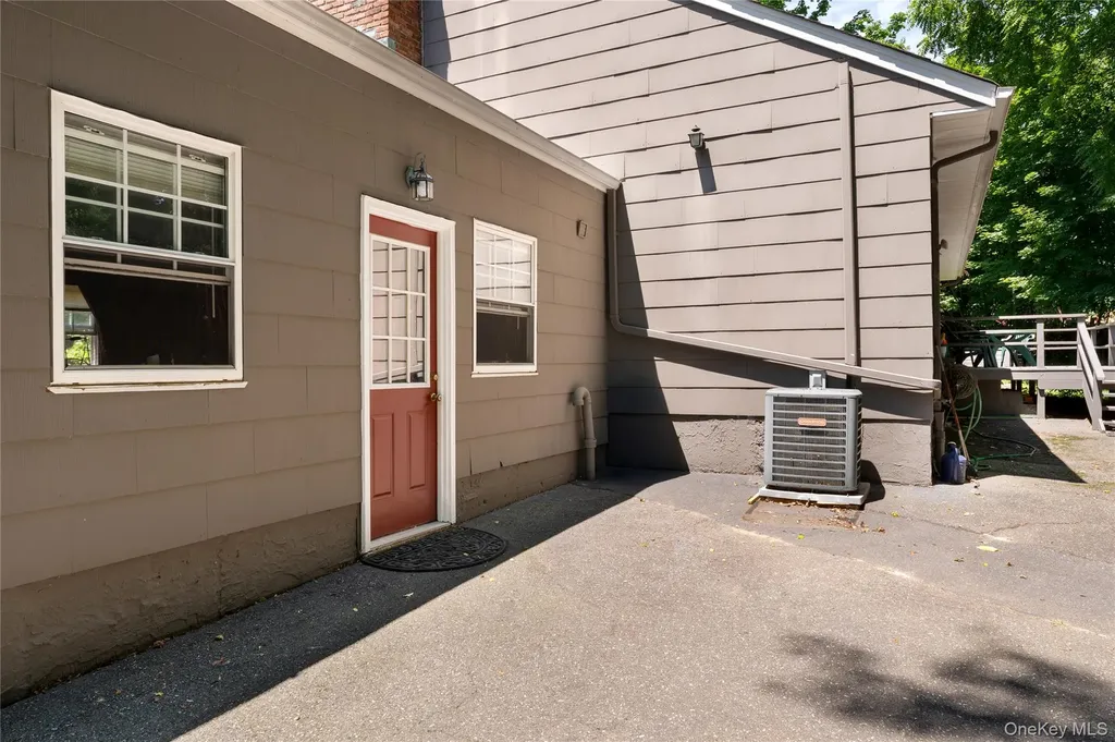 11 Quaker Path Stony Brook NY 11790